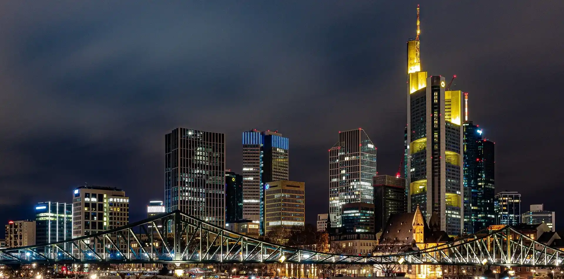 Header Frankfurt bei Nacht